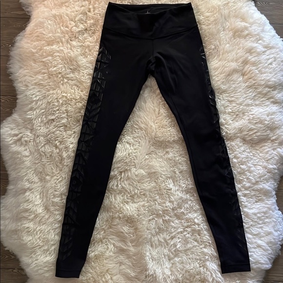 Black Aztec print lululemon. Lightly worn. - Picture 3 of 4